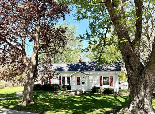 319 S 7th Ave, Winterset, IA, 50273-2220 | Card Image