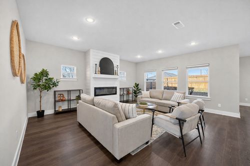 1913 E Myrtle St, Fort Worth, TX, 76104-5833 | Card Image