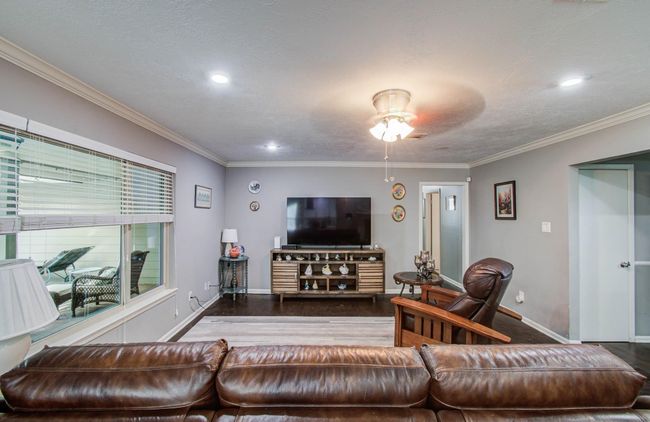 9818 Emnora Ln, House other with 4 bedrooms, 2 bathrooms and 2 parking in Houston TX | Image 12