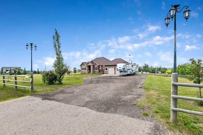 349050 Tamarack Dr E, House detached with 4 bedrooms, 3 bathrooms and null parking in Foothills AB | Image 2