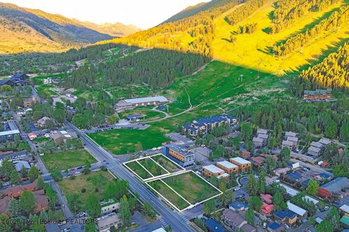 100 W Snow King Ave, Jackson, WY, 83001-8493 | Card Image