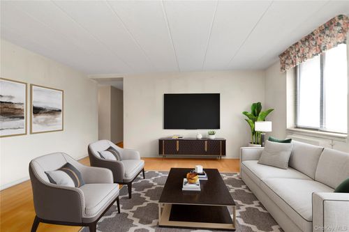 5h-136-17 Maple Ave, Flushing, NY, 11355-3882 | Card Image