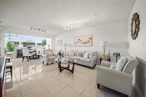 301-8951 Sunrise Lakes Blvd, Sunrise, FL, 33322-6072 | Card Image