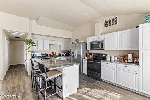 807 S Ahtanum Ave, Wapato, WA, 98951-1233 | Card Image