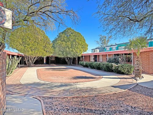 910 N Alvernon Way, Tucson, AZ, 85711-1049 | Card Image