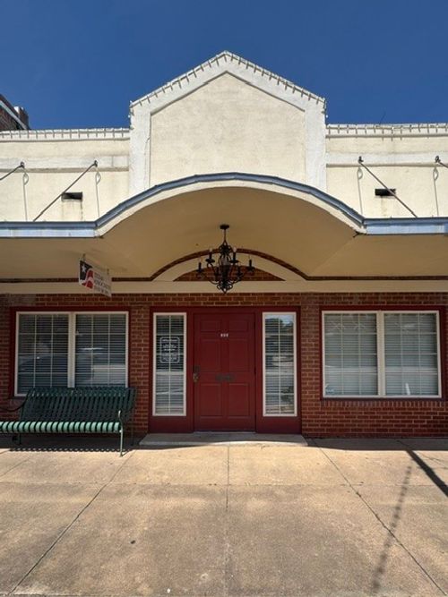 305 Main St, Smithville, TX, 78957-1426 | Card Image