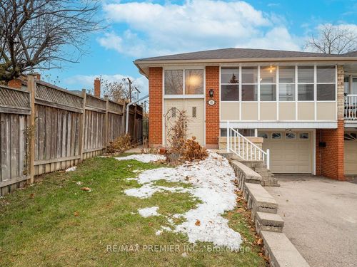 61 Rockbank Cres, North York, ON, M9M1L1 | Card Image