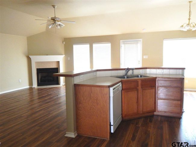 5637 Mustang Trl, House other with 3 bedrooms, 2 bathrooms and null parking in Tyler TX | Image 8