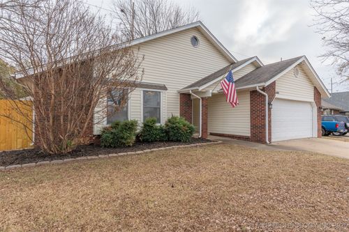 4001 Narcissus Ave, Broken Arrow, OK, 74011-1833 | Card Image