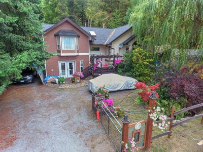 930 China Creek Rd, House other with 6 bedrooms, 4 bathrooms and 4 parking in Genelle BC | Image 1