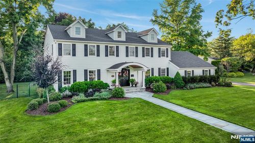687 East Dr, Oradell, NJ, 07649-1211 | Card Image