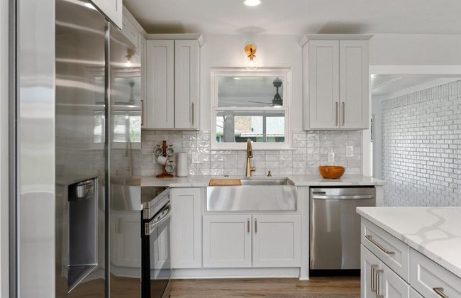 STAINLESS STEEL APPLIANCES | Image 10