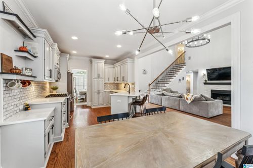 672 Lake Crest Dr, HOOVER, AL, 35226-5038 | Card Image