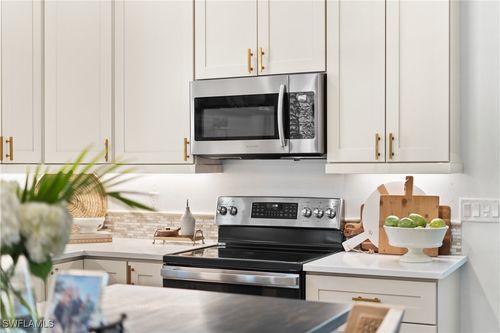 3060 Woodside Ave, NAPLES, FL, 34112-7335 | Card Image