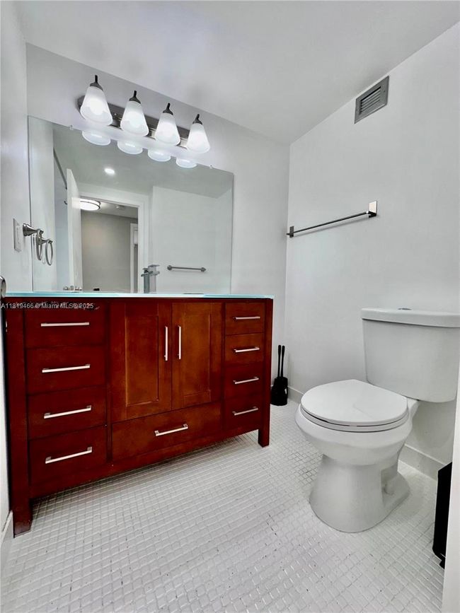 APT-1215 - 2500 Parkview Dr, Condo with 2 bedrooms, 2 bathrooms and null parking in Hallandale Beach FL | Image 23