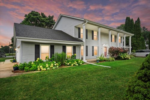 6840 Enge Dr, West Bend, WI, 53090-9571 | Card Image