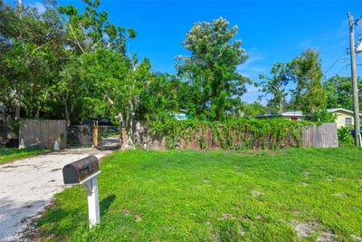 View of front of the house and fence | Image 3