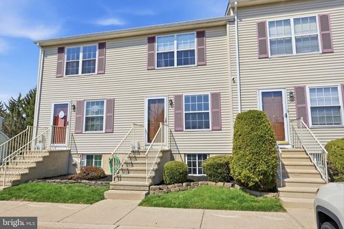 33 Carriage Knoll Ct, Langhorne, PA, 19047-5764 | Card Image
