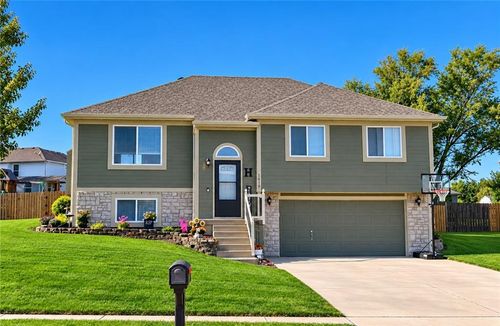 1010 E 16th St, Kearney, MO, 64060-7636 | Card Image