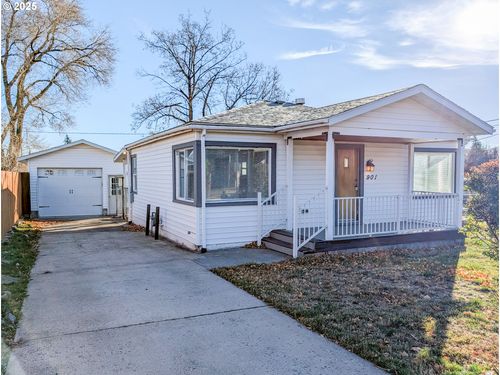 901 2nd St, La Grande, OR, 97850-1352 | Card Image