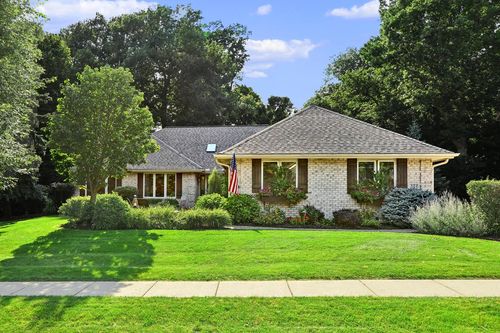 372 River Bluff Circle, Oconomowoc, WI, 53066 | Card Image