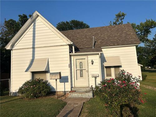 204 N Mcgee St, Caney, KS, 67333-2033 | Card Image