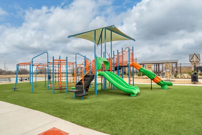 Community play area with a yard | Image 27