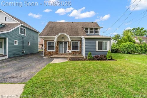 22482 Beach St, Saint Clair Shores, MI, 48081-2301 | Card Image