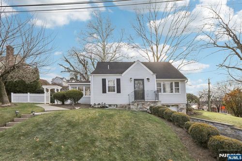 4 Brookview Dr, Woodland Park, NJ, 07424-2704 | Card Image