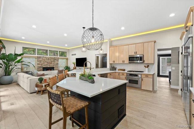 Gourmet kitchen with high end finishes. | Image 13