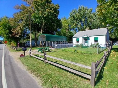 1053 E Empire Ave, Benton Harbor, MI, 49022-3829 | Card Image