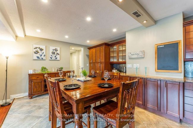 704 - 15 Elizabeth St N, Condo with 3 bedrooms, 2 bathrooms and null parking in Mississauga ON | Image 11