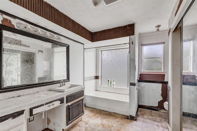 906 N Chamfer Way, House other with 4 bedrooms, 2 bathrooms and 2 parking in Crosby TX | Image 17
