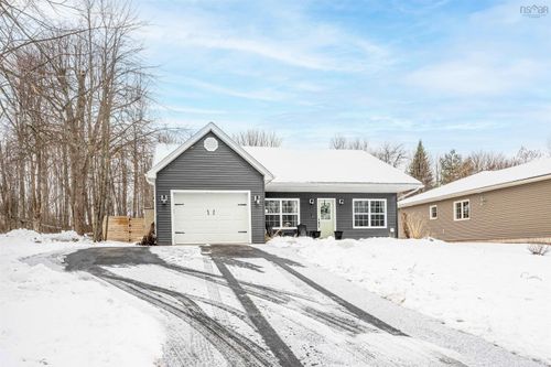 82 Town Rd, Falmouth, NS, B0P1P0 | Card Image