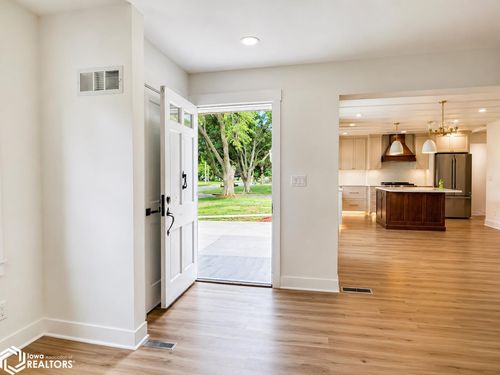 255 Willowbrook Dr, Mason City, IA, 50401-1726 | Card Image