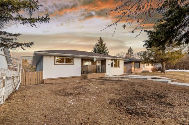 2444 Elmwood Drive Se, Home with 5 bedrooms, 2 bathrooms and 2 parking in Calgary AB | Image 3