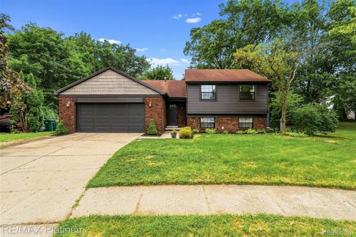 815 Oak Ridge Ct, Brighton, MI, 48116-1755 | Card Image