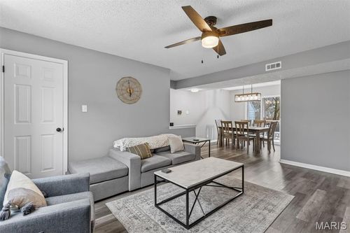 9206 Eager Rd, Brentwood, MO, 63144-1123 | Card Image