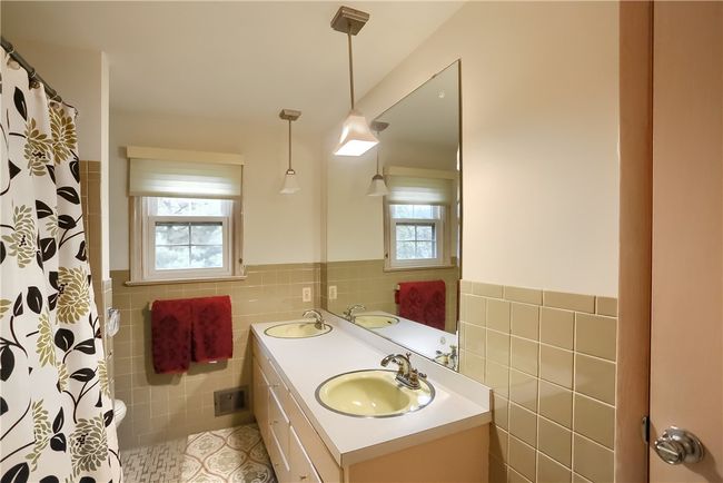 Full bathroom upstairs | Image 23