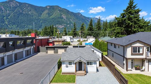 325 Hudson Bay St, Hope, BC, V0X1L4 | Card Image