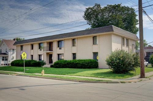 305 Maple Ave, Waukesha, WI, 53186-4742 | Card Image