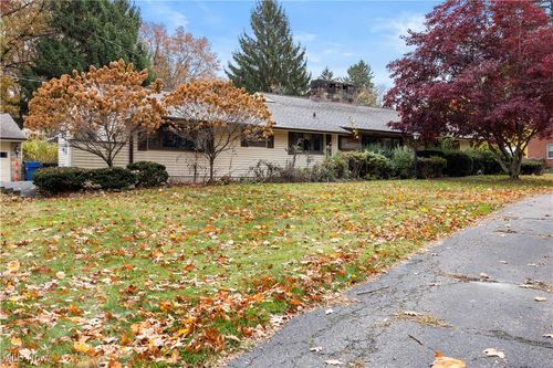 4345 Martin Dr, North Olmsted, OH, 44070-2417 | Card Image