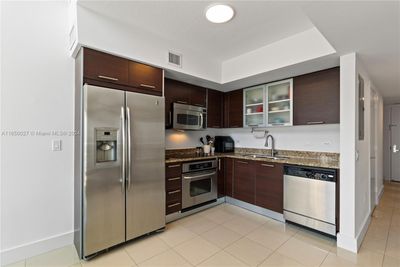 2010 - 41 Se 5th St, Condo with 2 bedrooms, 2 bathrooms and null parking in Miami FL | Image 3