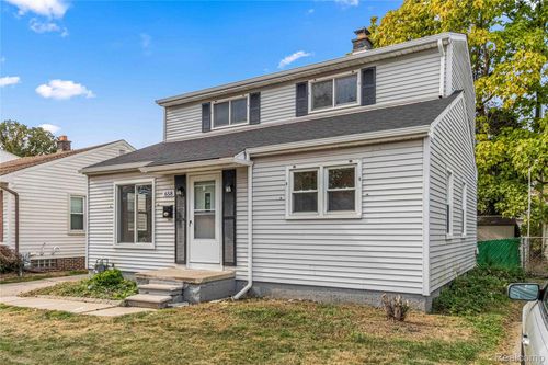 658 6th St, Wyandotte, MI, 48192-2636 | Card Image