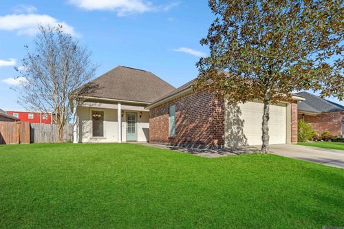 7373 Estelle Dr, Denham Springs, LA, 70726-1219 | Card Image