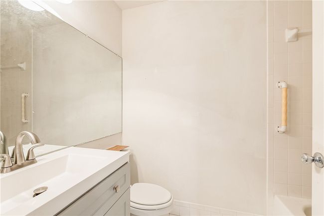 APT-204 - 540 Grove Isle Cir, House attached with 2 bedrooms, 2 bathrooms and null parking in Vero Beach FL | Image 17