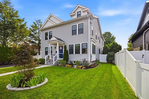 19 Manhattan Ter, Newton, MA, 02465-1511 | Card Image