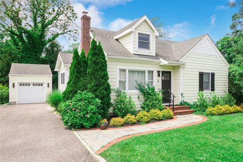 8 Gen Mclean Dr, Bellport, NY, 11713-2910 | Card Image