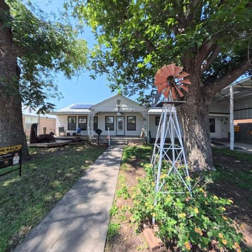 100 W Tenth, Iraan, TX, 79744 | Card Image