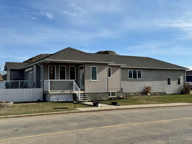 614 1 Street Sw, Home with 5 bedrooms, 3 bathrooms and 2 parking in Drumheller AB | Image 1